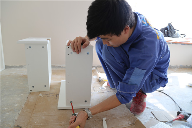 家具修補工在現(xiàn)場進(jìn)行家具修補工作